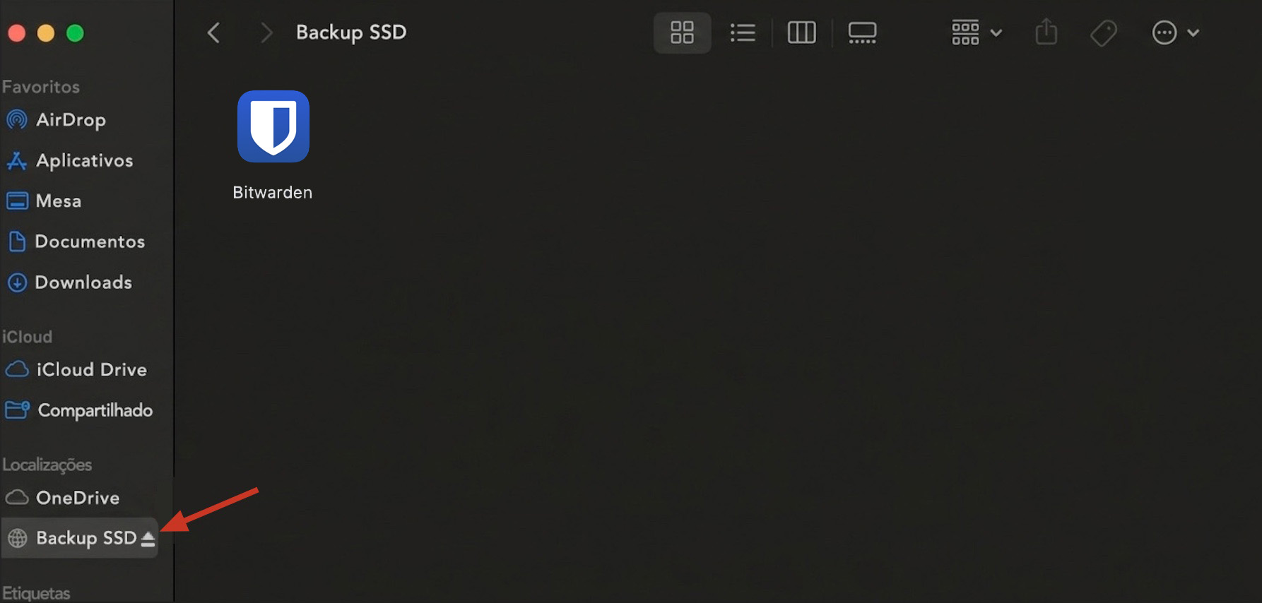 Finder no Mac mostrando um disco externo. Clique no botão Ejetar para desconectar o disco com segurança quando terminar de usá-lo.