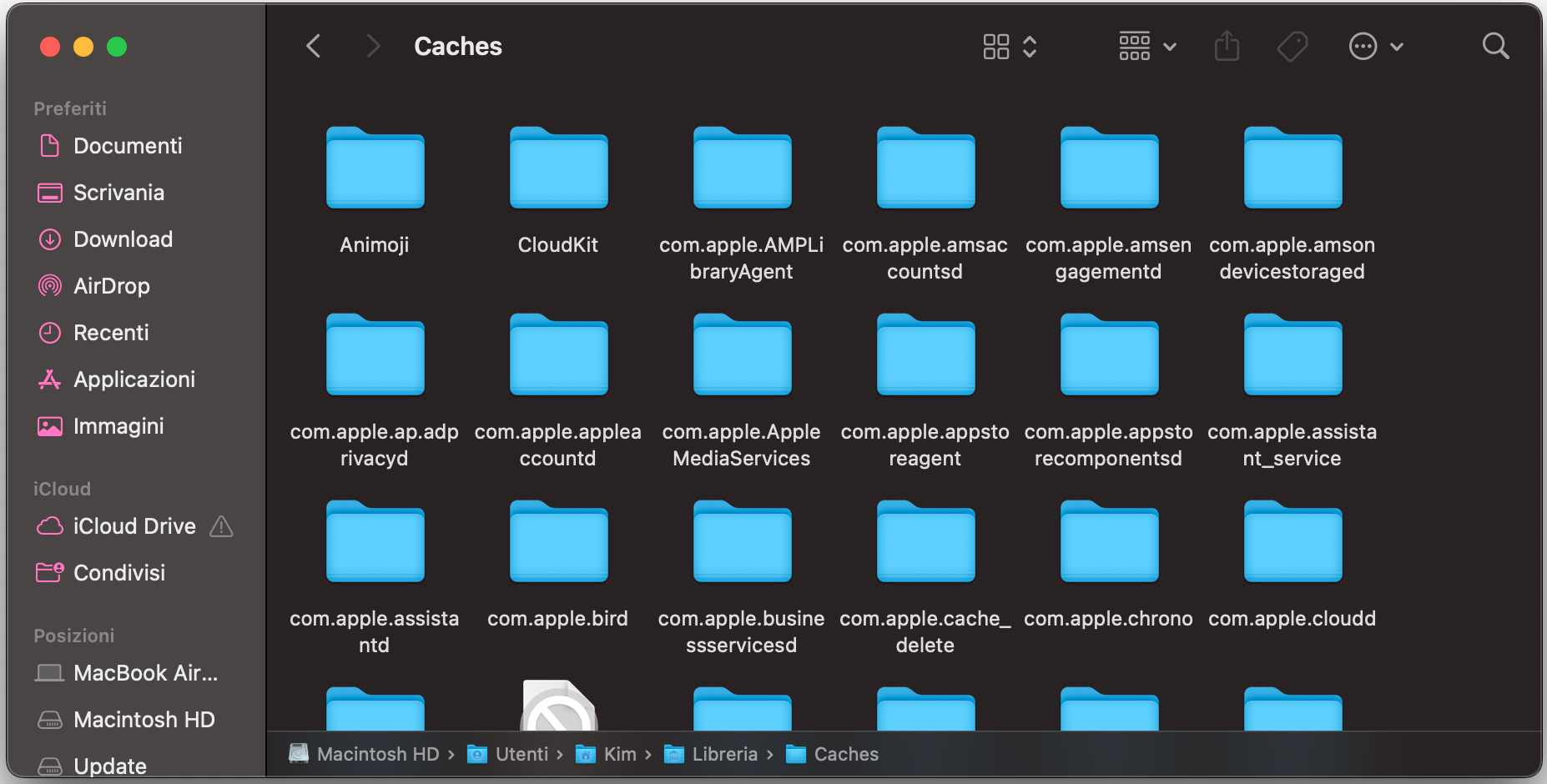 Nella cartella ~/Library/Caches/, seleziona tutti i file e le sottocartelle, quindi spostali nel Cestino per cancellare i dati memorizzati nella cache e liberare spazio sul Mac.