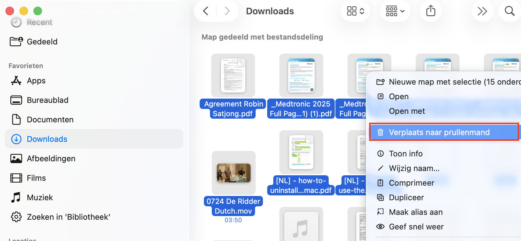 Om handmatig bestanden te verwijderen op je Mac, open je de Downloads-map en klik je, terwijl je de Cmd-toets ingedrukt houdt, op alle bestanden die je wilt verwijderen. Klik vervolgens met de rechtermuisknop en kies je Verplaats naar prullenmand.