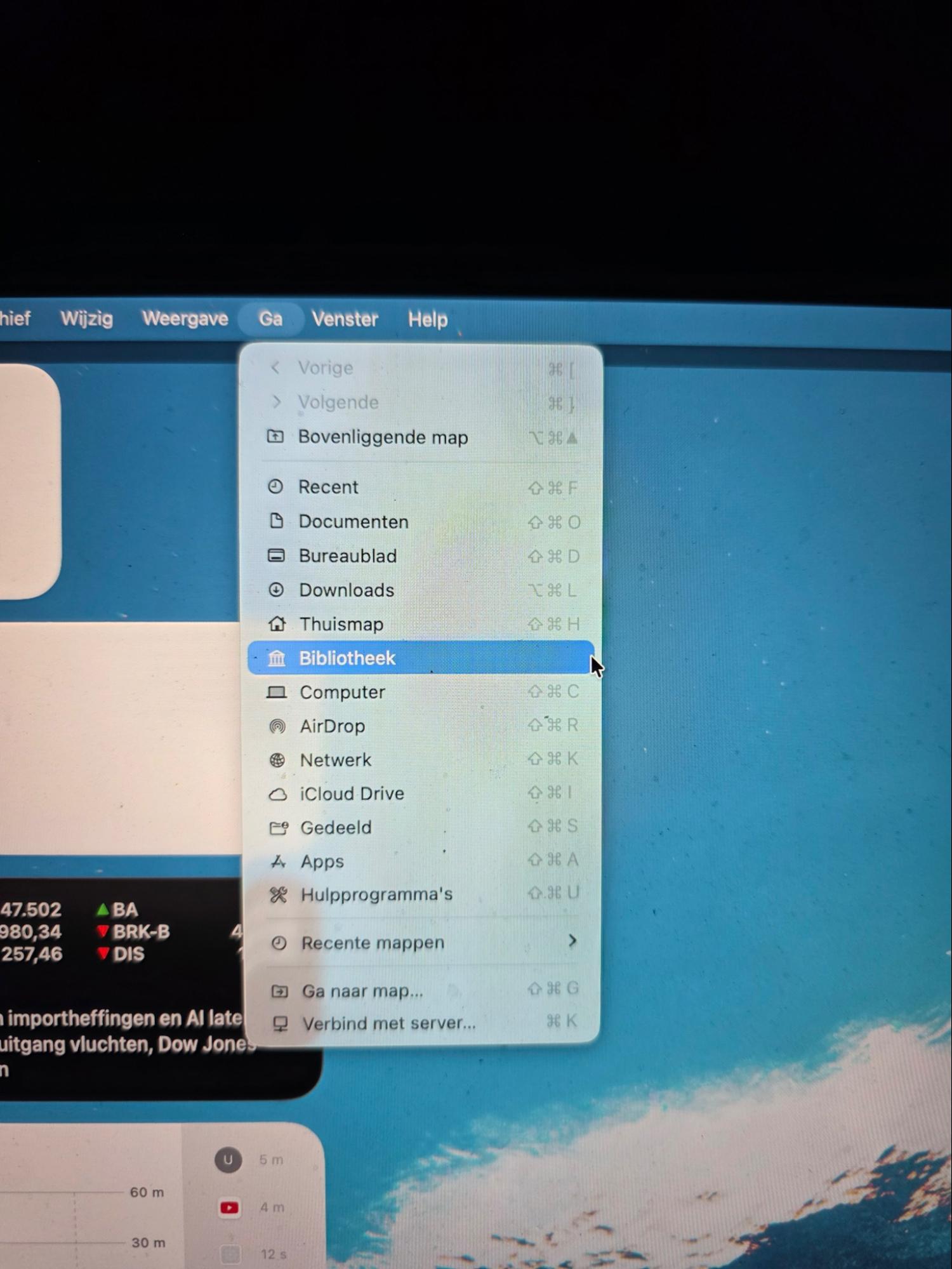 In het menu Ga van de menubalk van je Mac zoek je de optie Bibliotheek en klik je erop om de bijbehorende map te openen.