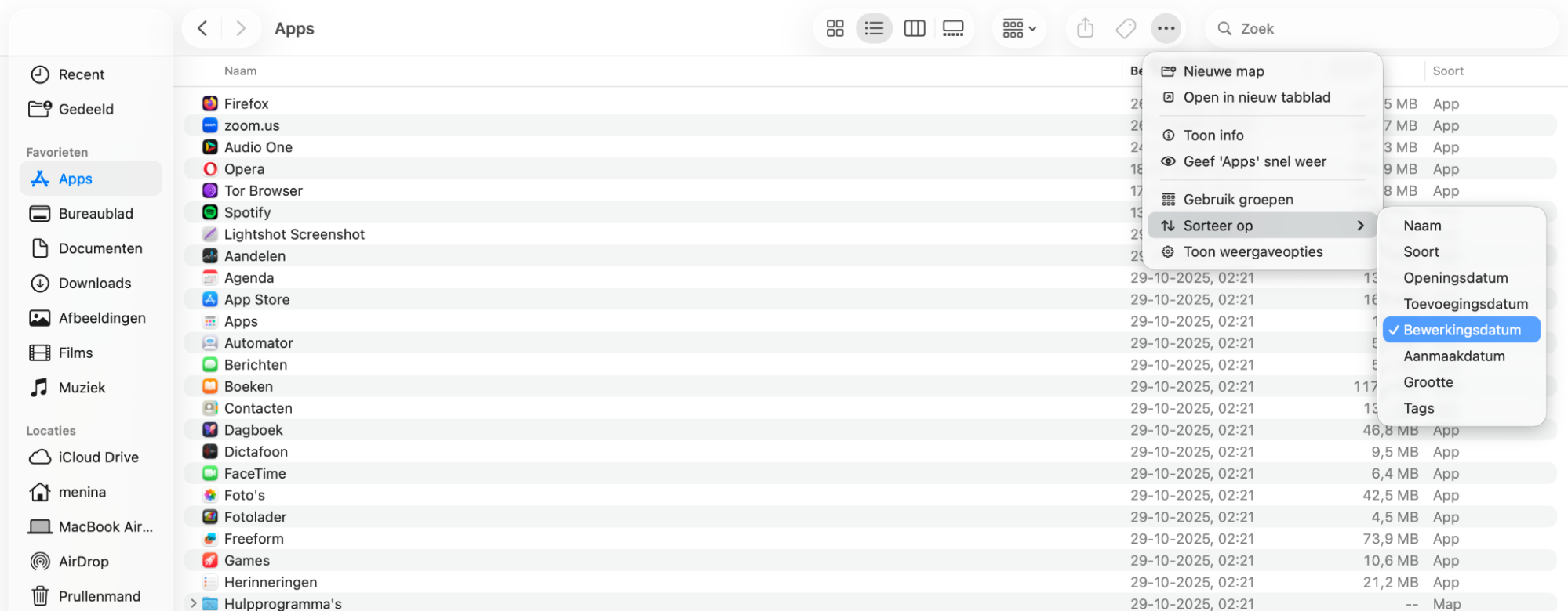 In de map Apps klik je met de rechtermuisknop om het contextmenu te openen. Zoek hier de optie Datum toegevoegd en selecteer deze.