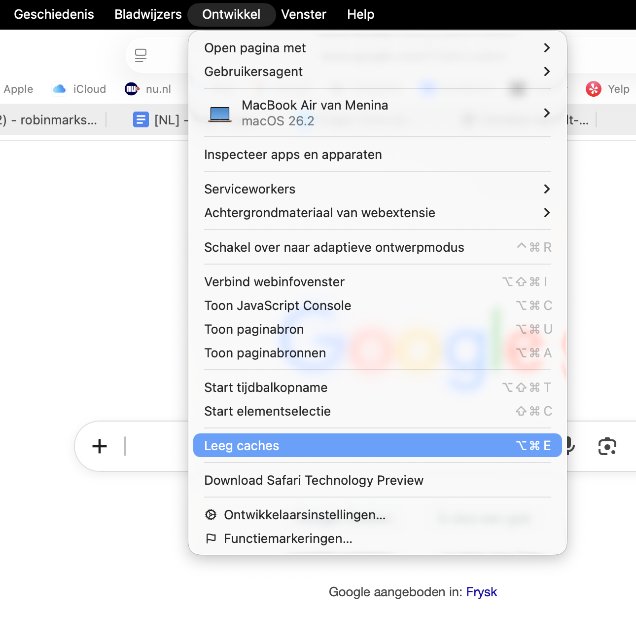 Met de opties voor webontwikkelaars ingeschakeld kun je nu Ontwikkel selecteren in de menubalk en vervolgens Lege caches kiezen.
