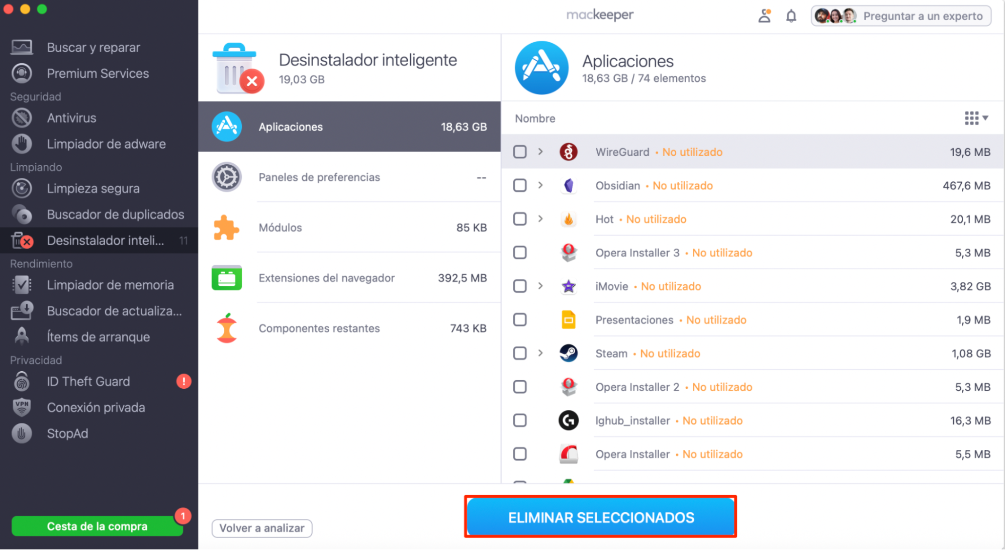 El Desinstalador inteligente de MacKeeper. Las aplicaciones se muestran y Eliminar seleccionados está resaltado. Cómo quitar aplicaciones, como parte de cómo eliminar las ventanas emergentes falsas de McAfee en Mac.