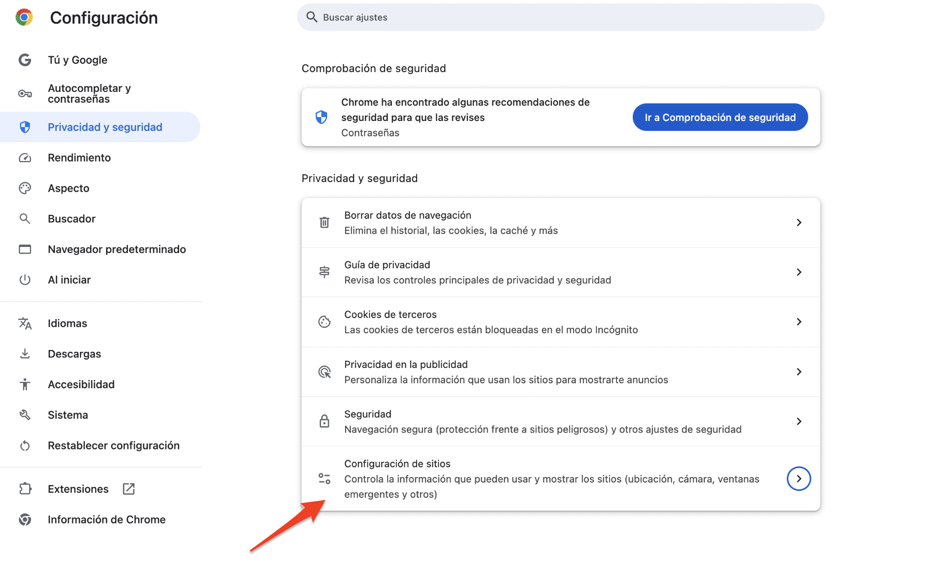 Desde la configuración de Google Chrome podrás desplazarte hacia abajo y ver la Configuración avanzada. Haz clic en ella y selecciona Configuración de sitios.