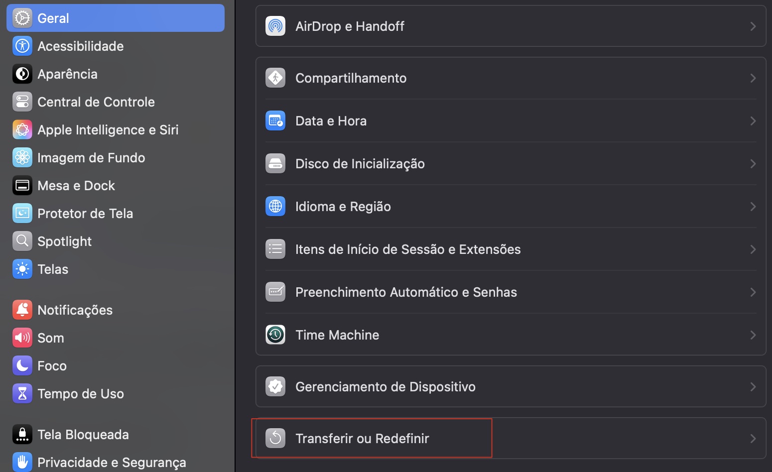Abra Ajustes do Sistema > Geral > Transferir ou Redefinir e selecione Apagar Todo o Conteúdo e Ajustes para limpar completamente o Mac e prepará-lo para configuração.