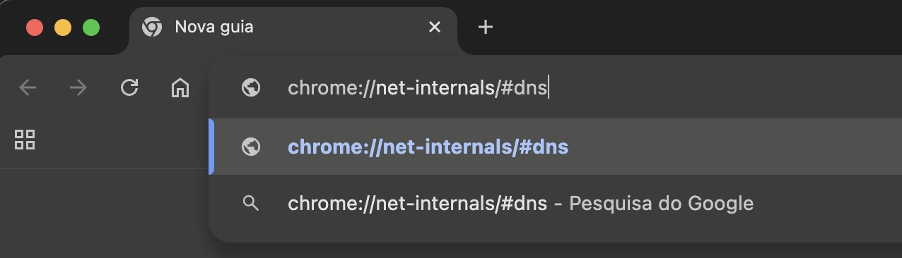 O processo para ver o cache DNS no seu Mac no Chrome é diferente e bem simples. Abra o Chrome e digite chrome://net-internals/#dns na barra de endereço.