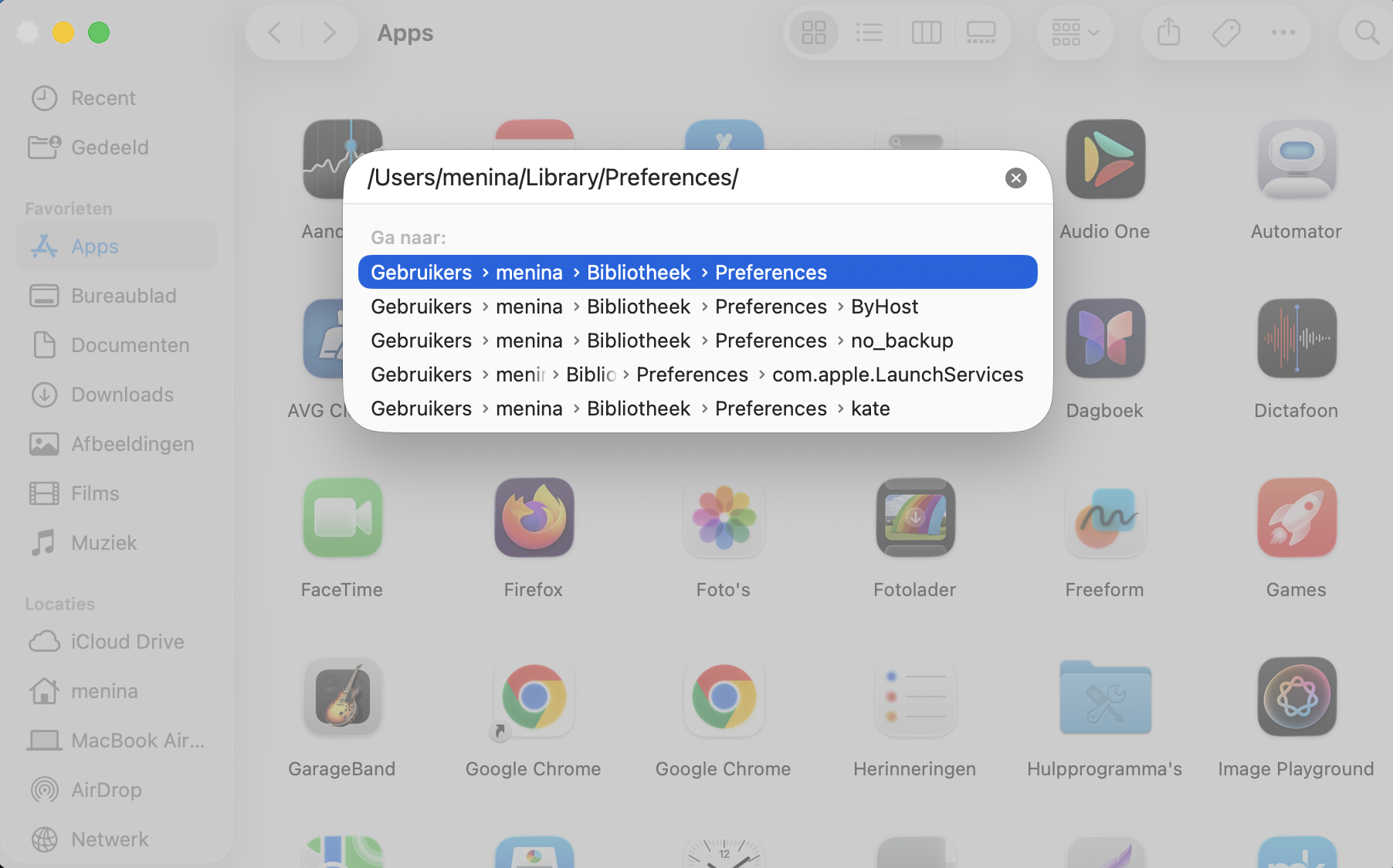 Je kunt Bluetooth-problemen op een Mac oplossen door de Bluetooth .plist-bestanden te verwijderen. Open hiervoor de Finder, gebruik de sneltoets Command + Shift + G, typ `~/Library/Preferences/` en klik op Ga.