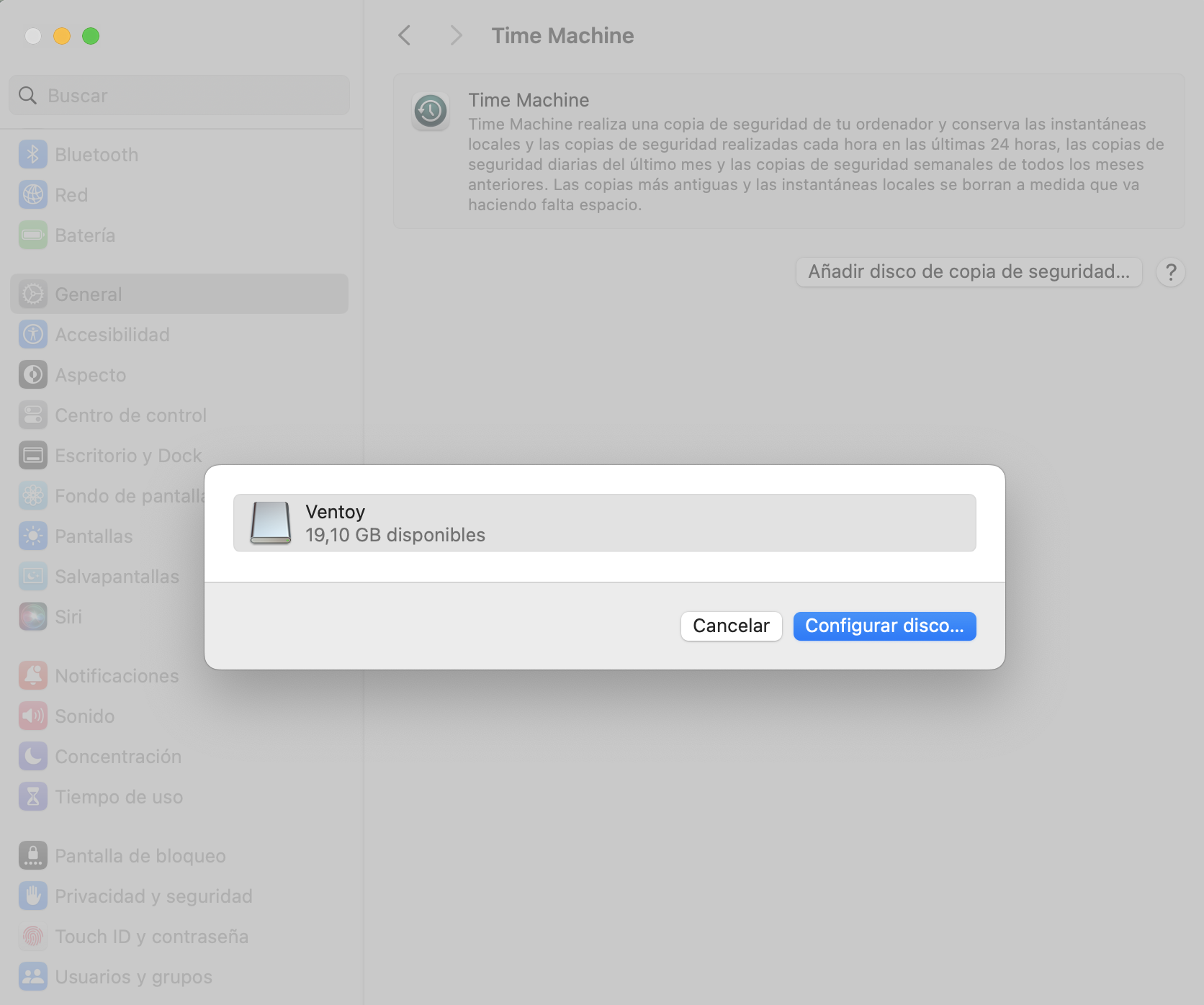 Introduce la configuración de Time Machine en tu Mac principal y haz clic en Añadir disco de copia de seguridad. A continuación, selecciona la carpeta compartida. Introduce la configuración de Time Machine en tu Mac principal y haz clic en Añadir disco de copia de seguridad. A continuación, selecciona la carpeta compartida.