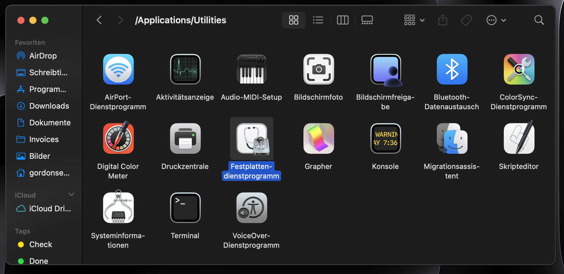 Verwenden Sie die Funktion Erste Hilfe des Festplattendienstprogramms, um möglicherweise schwerwiegende Probleme mit Ihrem Mac zu beheben. Klicken Sie zunächst auf die Registerkarte Gehe zu des Finders und navigieren Sie zum Festplattendienstprogramm.