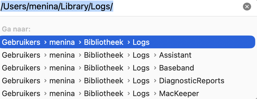 Finder op de Mac toont het tekstveld ‘Ga naar map’. Voer de locatie van de logmap in waar je naartoe wilt gaan en druk op Enter.