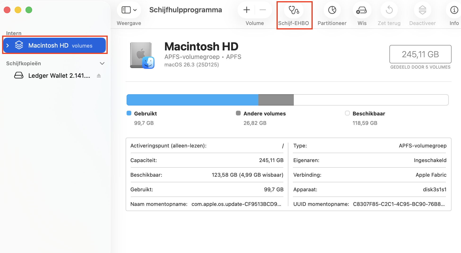 Om schijffouten op je Mac te vinden, selecteer je je interne schijf en klik je op het EHBO-icoon.