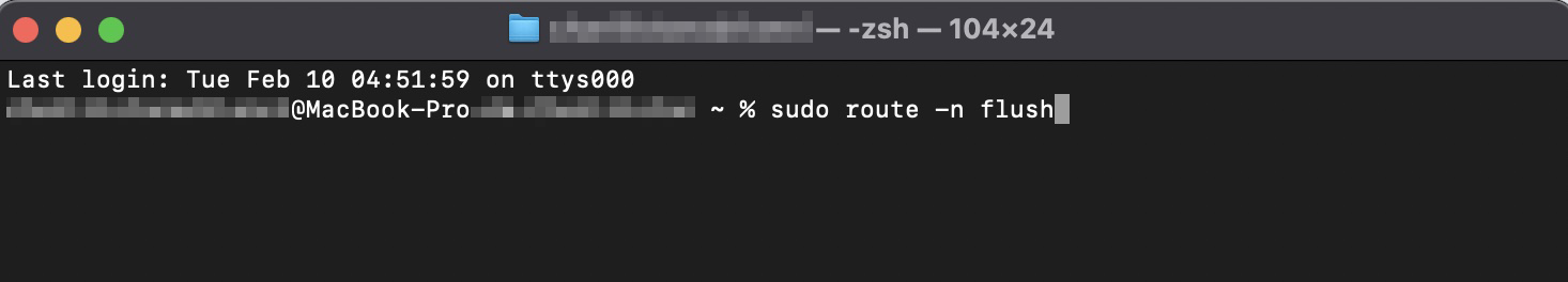 Como próximo passo, abra o Terminal e insira o seguinte comando: sudo route -n flush para redefinir a opção de mapa de rotas.