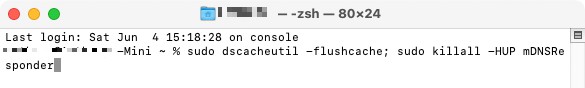 Het venster Terminal toont dat de gebruiker het commando `sudo dscacheutil -flushcache; sudo killall -HUP mDNSResponder` heeft ingevoerd om de cache te legen. Druk op Enter.