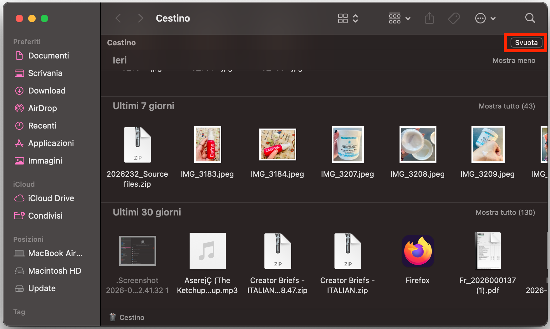 Per rimuovere manualmente i download dal Mac, dopo aver spostato i file indesiderati nel Cestino, seleziona l’icona del Cestino nel Dock. Poi fai clic su Svuota nell’angolo in alto a destra per eliminare definitivamente questi file.