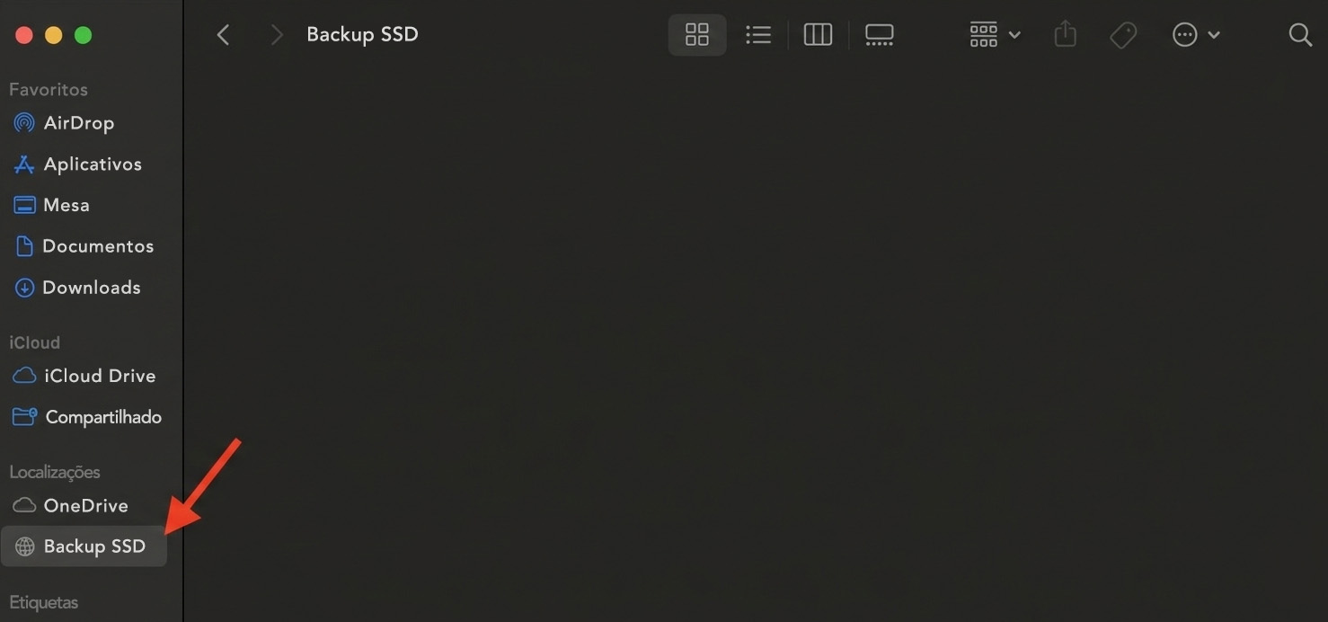 O Finder no Mac mostrando um disco externo na barra lateral. Selecione o disco rígido externo para usá-lo na transferência de arquivos do seu Mac antigo para o novo.