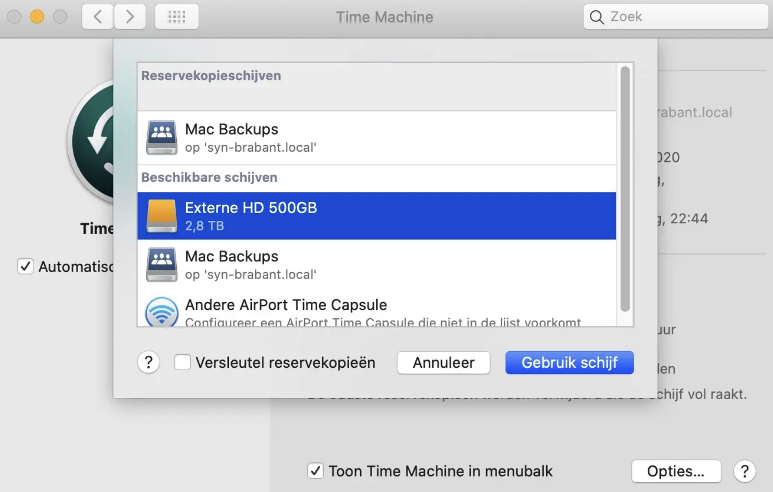 Om Time Machine te gebruiken, moet er een externe schijf op je Mac zijn aangesloten die is geformatteerd met een macOS-bestandssysteem. Selecteer deze hier.