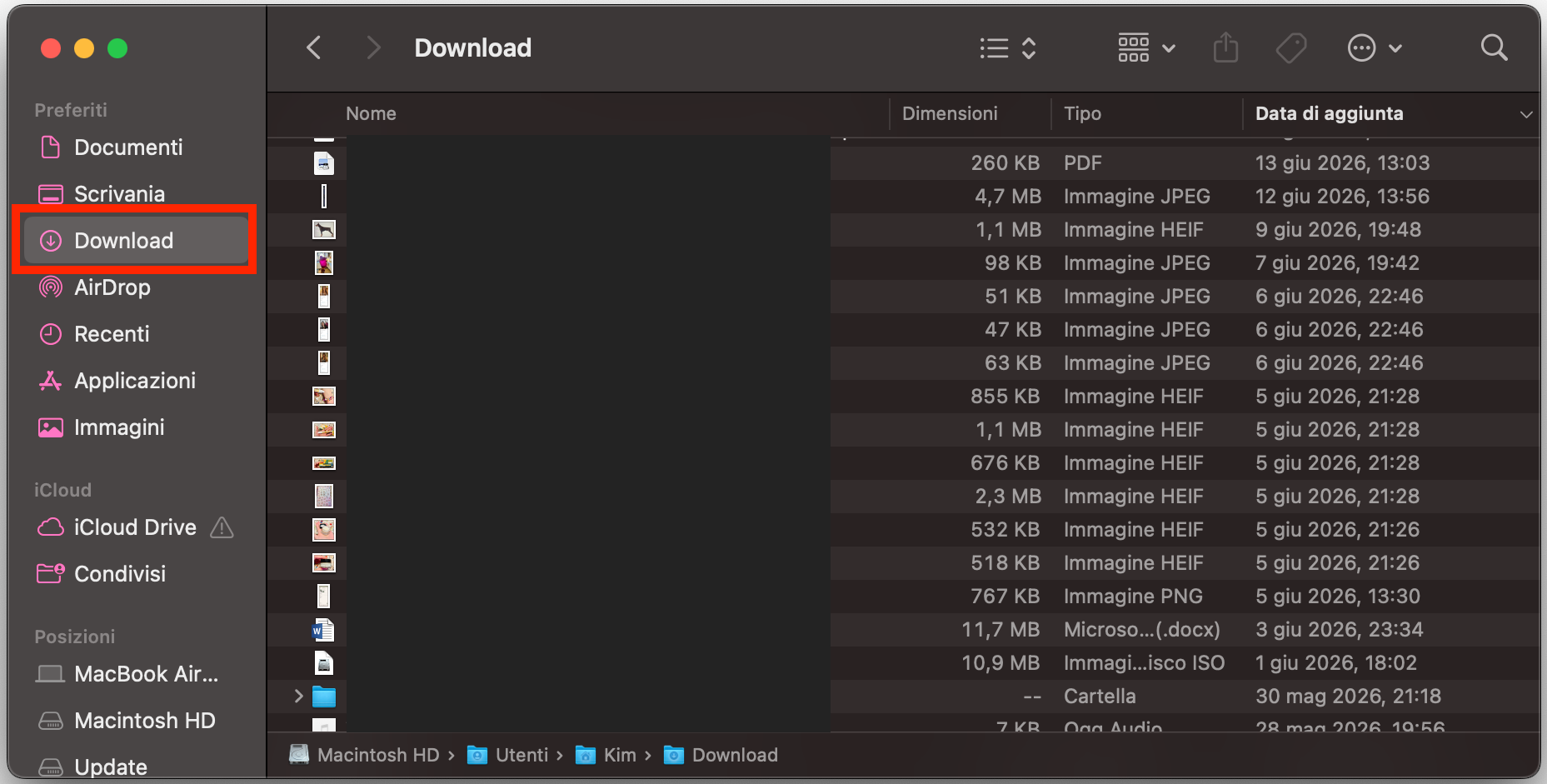 Apri Finder, naviga nella cartella Download, controlla il contenuto ed elimina file multimediali o file indesiderati per liberare spazio sul Mac.