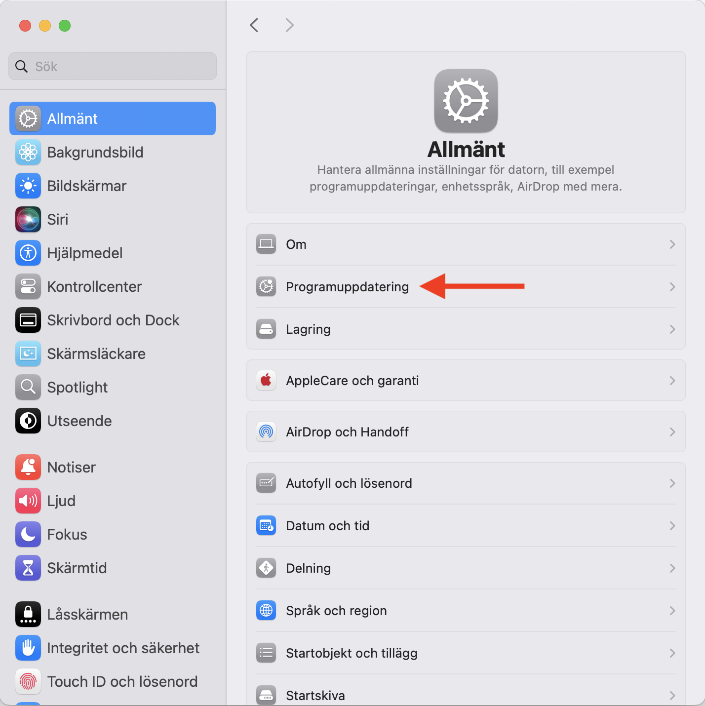 För att kunna uppdatera din Mac till den senaste versionen behöver du kontrollera om det finns väntande macOS-uppdateringar. Det gör du genom att öppna Systeminställningar och gå till Allmänt. Där hittar du fliken Programuppdatering.