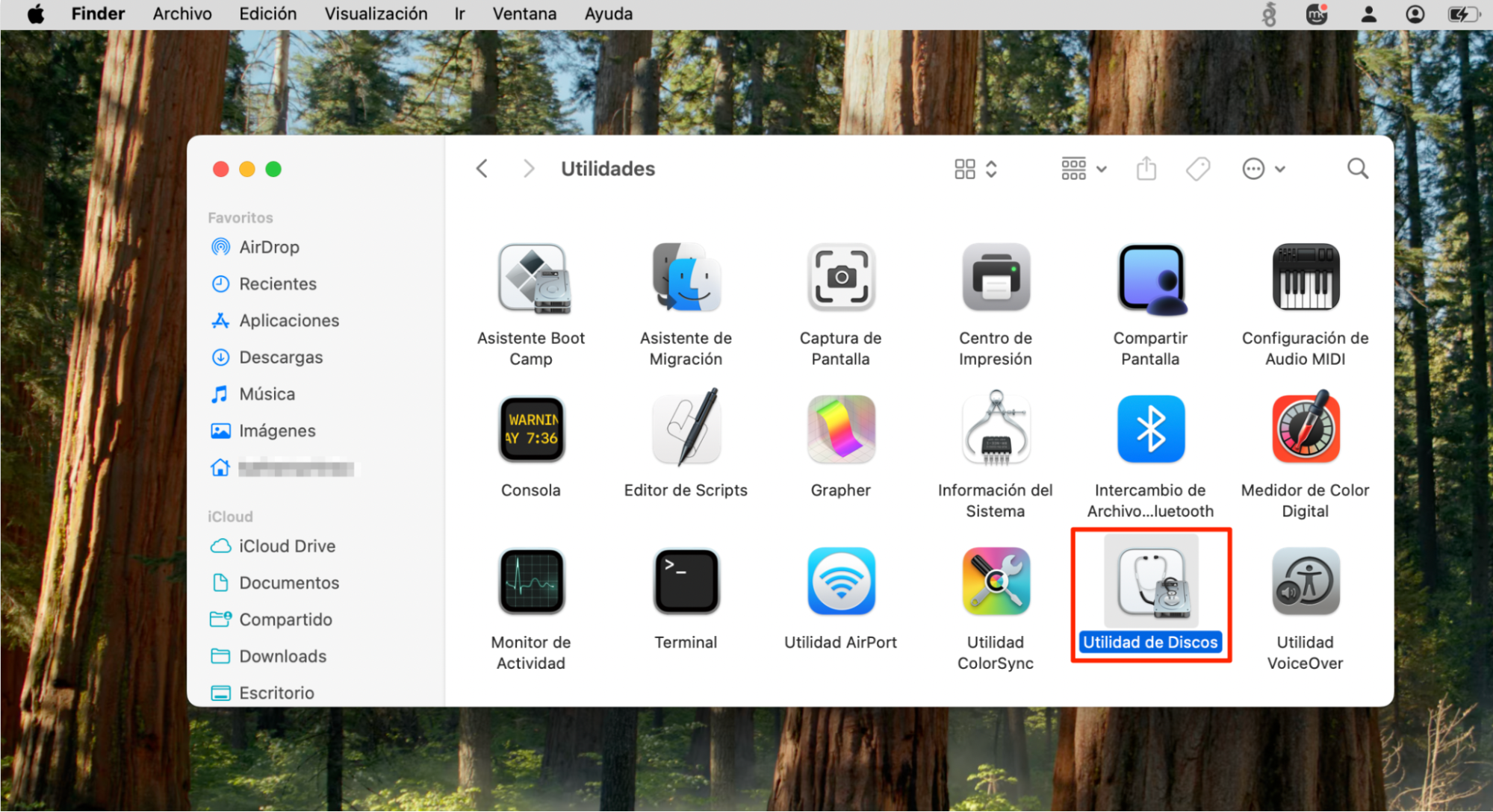 Utilice el Finder de Mac para abrir la Utilidad de Discos. He aquí cómo abrir la Utilidad de Discos desde el Finder: Haga clic en el icono Finder del Dock y seleccione Ir > Utilidades. Haz doble clic en el icono Utilidad de Discos. Encontrarás la Utilidad de Discos en la carpeta /Aplicaciones/Utilidades.