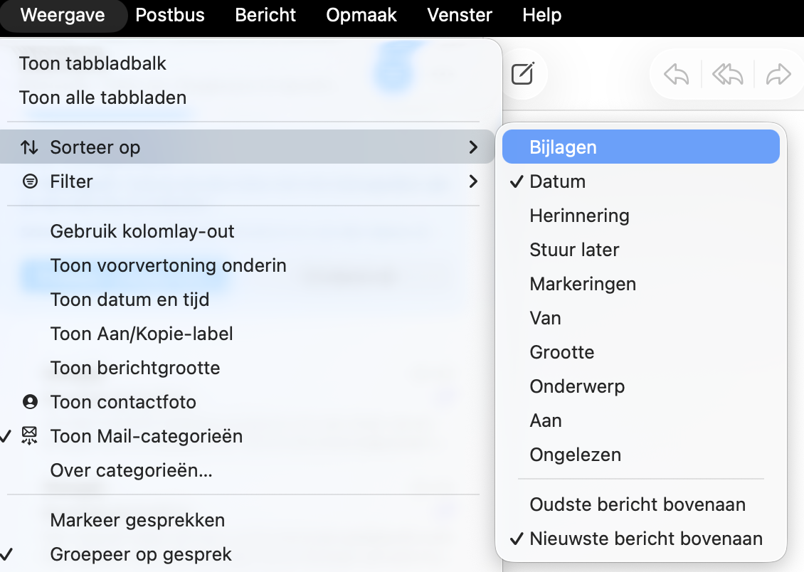 Om bijlagen op te schonen, open je de  Mail-app en ga je naar de gewenste postbus. Klik vervolgens op Weergave. Daar vind je de optie om e-mails op bijlage te sorteren. Selecteer deze optie en je berichten worden opnieuw geordend.