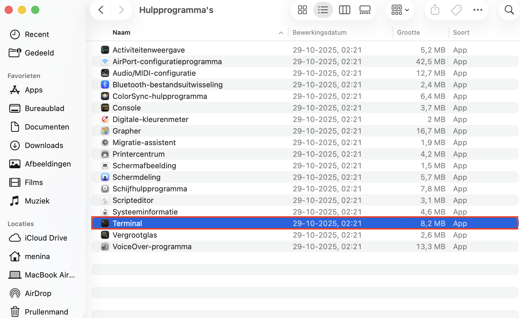 Als je Spotlight niet wilt gebruiken, kun je ook naar de map Hulpprogramma’s gaan. Hier vind je Terminal en kun je de app openen om het proces te starten