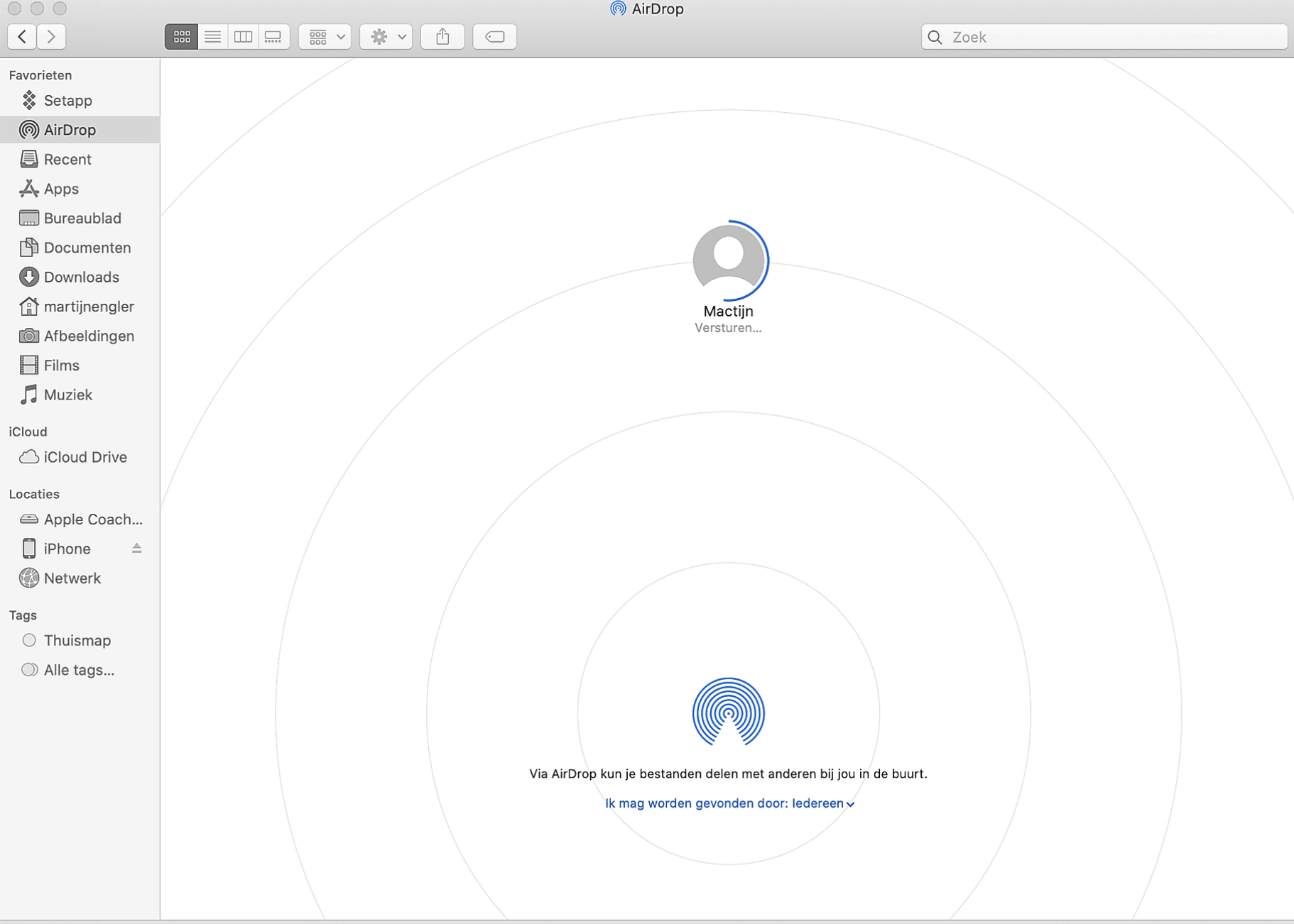 Selecteer in het uitklapmenu AirDrop om de gekozen bestanden of map te delen met het gewenste iPhone-apparaat.