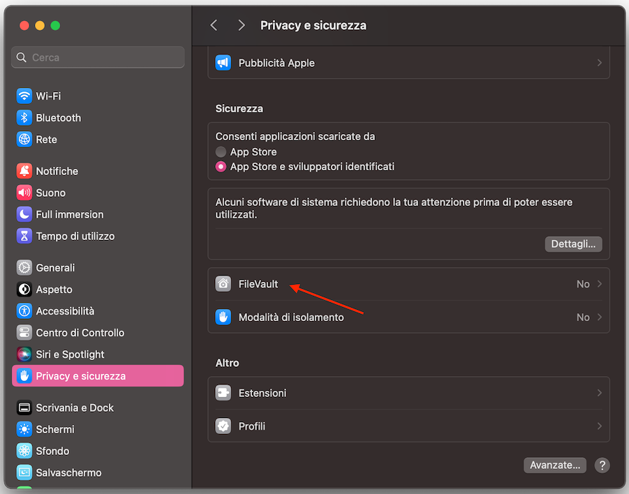 Per disattivare FileVault su Mac e velocizzarne l'avvio, apri le Impostazioni di sistema > Privacy e Sicurezza e scorri verso il basso fino a trovare la sezione FileVault.