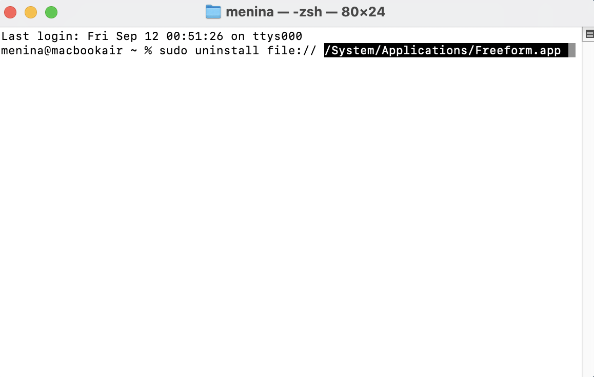 Terminal op de Mac met het commando om een ongewenste app te verwijderen. Sleep de app naar het Terminal-venster en druk op Enter om het proces te voltooien.