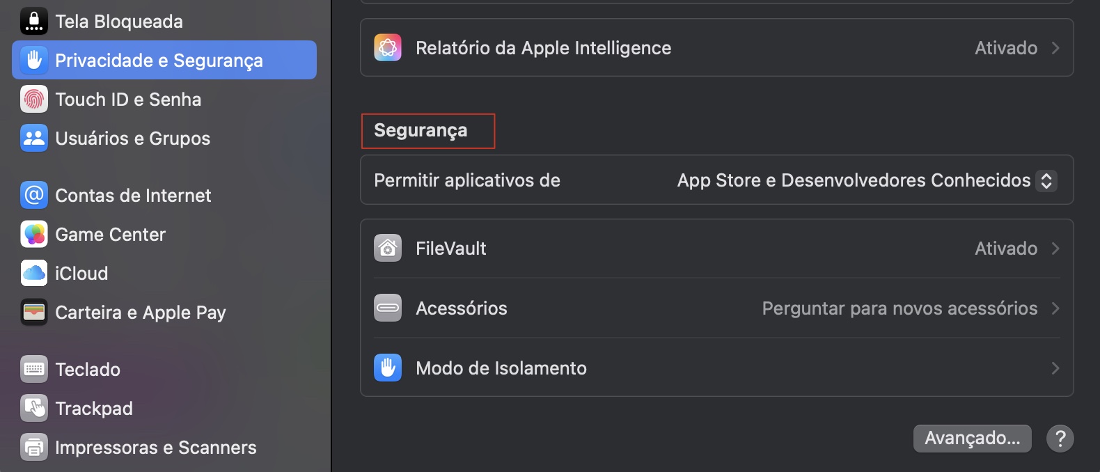 Para reduzir suas chances de baixar spyware ou malware sem perceber no seu Mac, você pode considerar restringir seus downloads apenas à App Store e a fontes confiáveis. Para fazer isso, abra os Ajustes do Sistema e clique na aba Privacidade e Segurança.