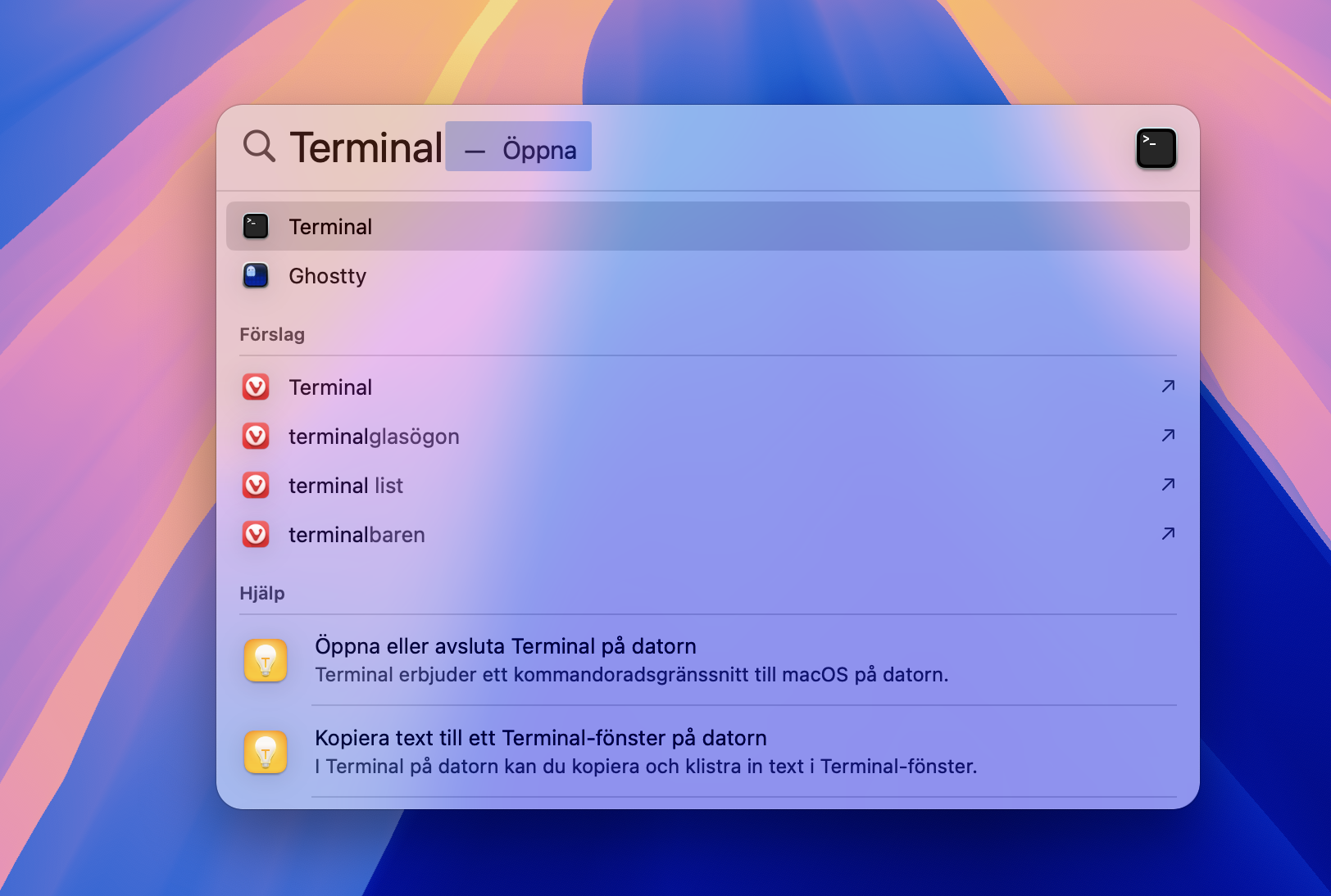 För att tvångsavsluta en app i Terminal, öppna först Terminal genom att trycka på cmd + space för att öppna Spotlight-sökning. Skriv sedan in Terminal i sökfältet och tryck på Enter.