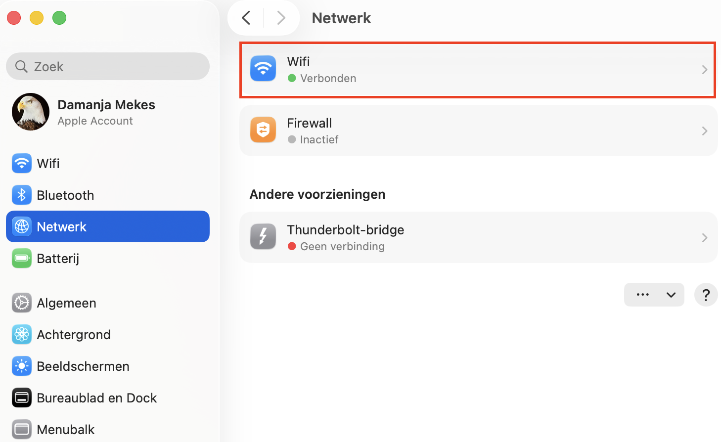 Om je Wi-Fi uit te schakelen, open je de Wi-Fi-instellingen. Je ziet of er verbinding is aan het groene of rode bolletje.