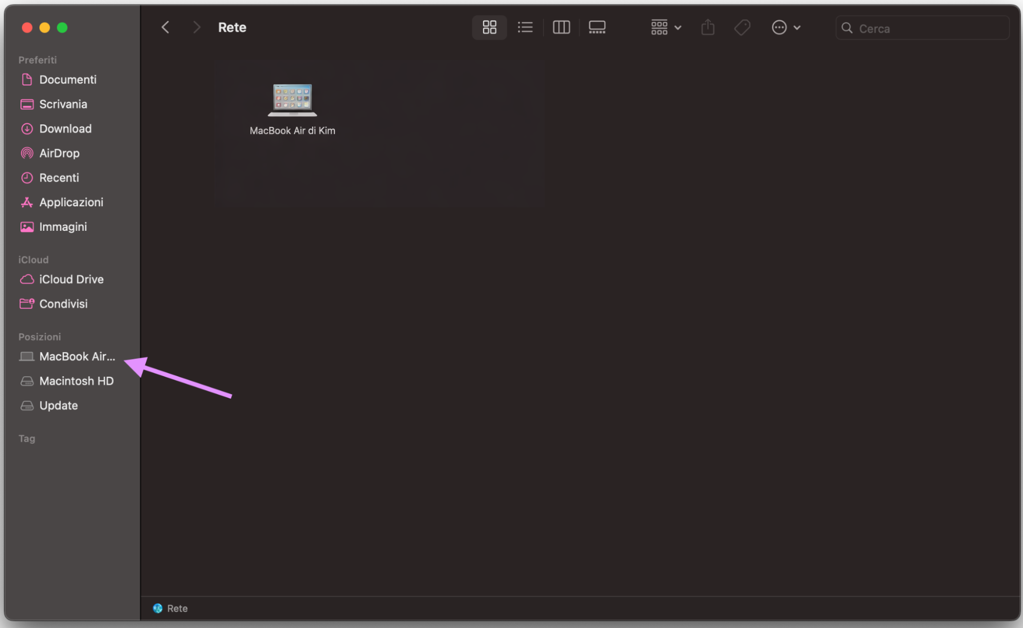 Finder su Mac mostra la sezione Rete. Per usare la condivisione file via Bluetooth e copiare file da un Mac all’altro, seleziona il Mac precedente per connetterti.
