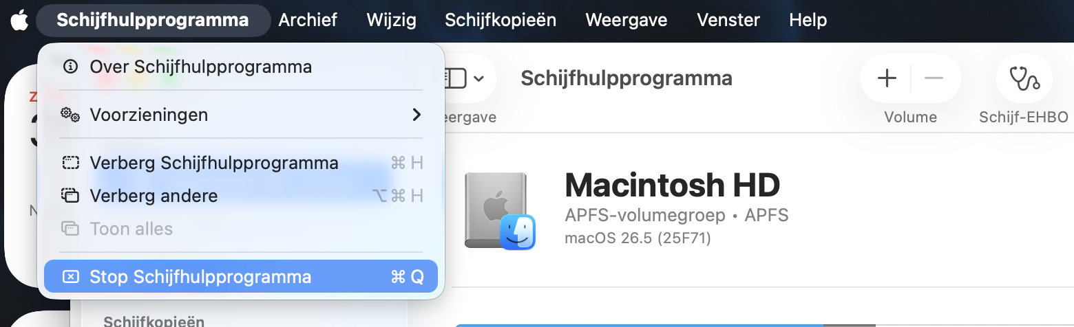 In het uitklapmenu van Schijfhulpprogramma is de optie Stop Schijfhulpprogramma gemarkeerd in de menubalk. Stop Schijfhulpprogramma om verder te gaan met het terugzetten van je Mac naar de fabrieksinstellingen.