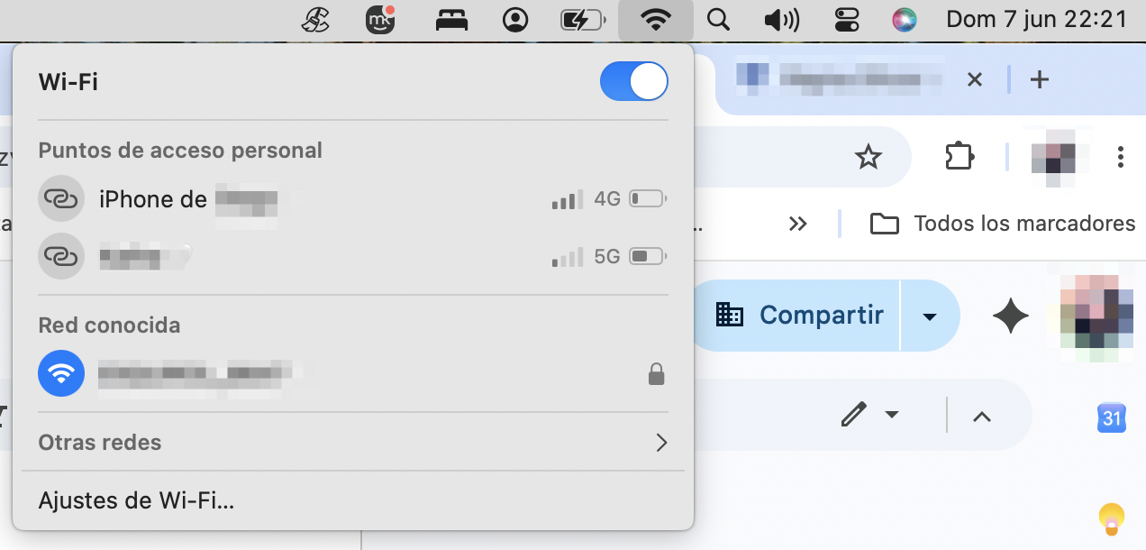 Para asegurarte de que tu Mac está correctamente conectado a internet, comienza por comprobar tu conexión de red haciendo clic en el icono de Wi-Fi. Suele tener forma de abanico o de símbolo de radar. Si el icono está relleno de negro, gris o azul, estás conectado a una red. Si está vacío o aparece con una línea atravesada, no estás conectado.