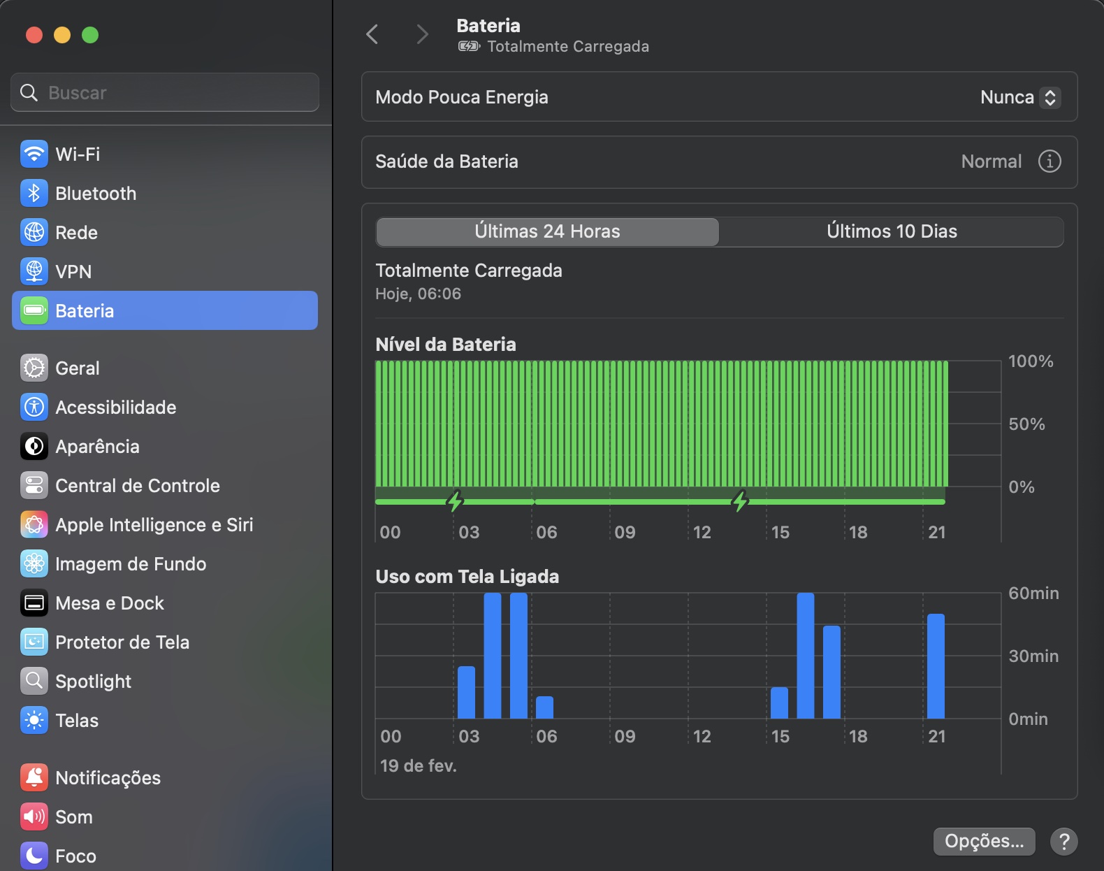 A melhor forma de economizar a bateria é colocar o dispositivo no Modo Pouca Energia, o que é fácil de fazer. Basta abrir os Ajustes do Sistema e clicar em Bateria.