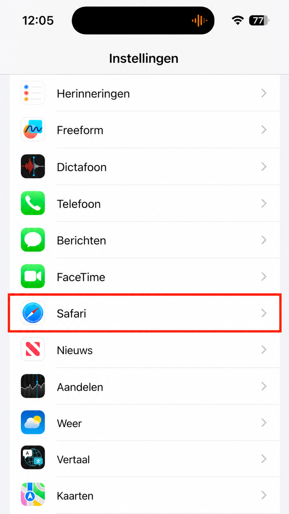 De app Instellingen op iPhone met een lijst van alle submenu's. Tik op Safari om geschiedenis en websitegegevens te wissen.