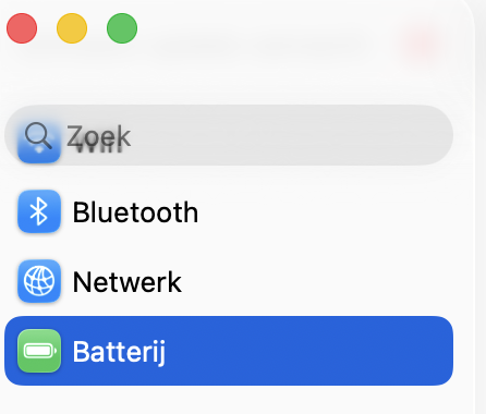 Het venster ‘Systeeminstellingen’ op een Mac, met ‘Batterij’ gemarkeerd. Onderdeel van een handleiding om een probleem met een haperend MacBook-scherm op te lossen.