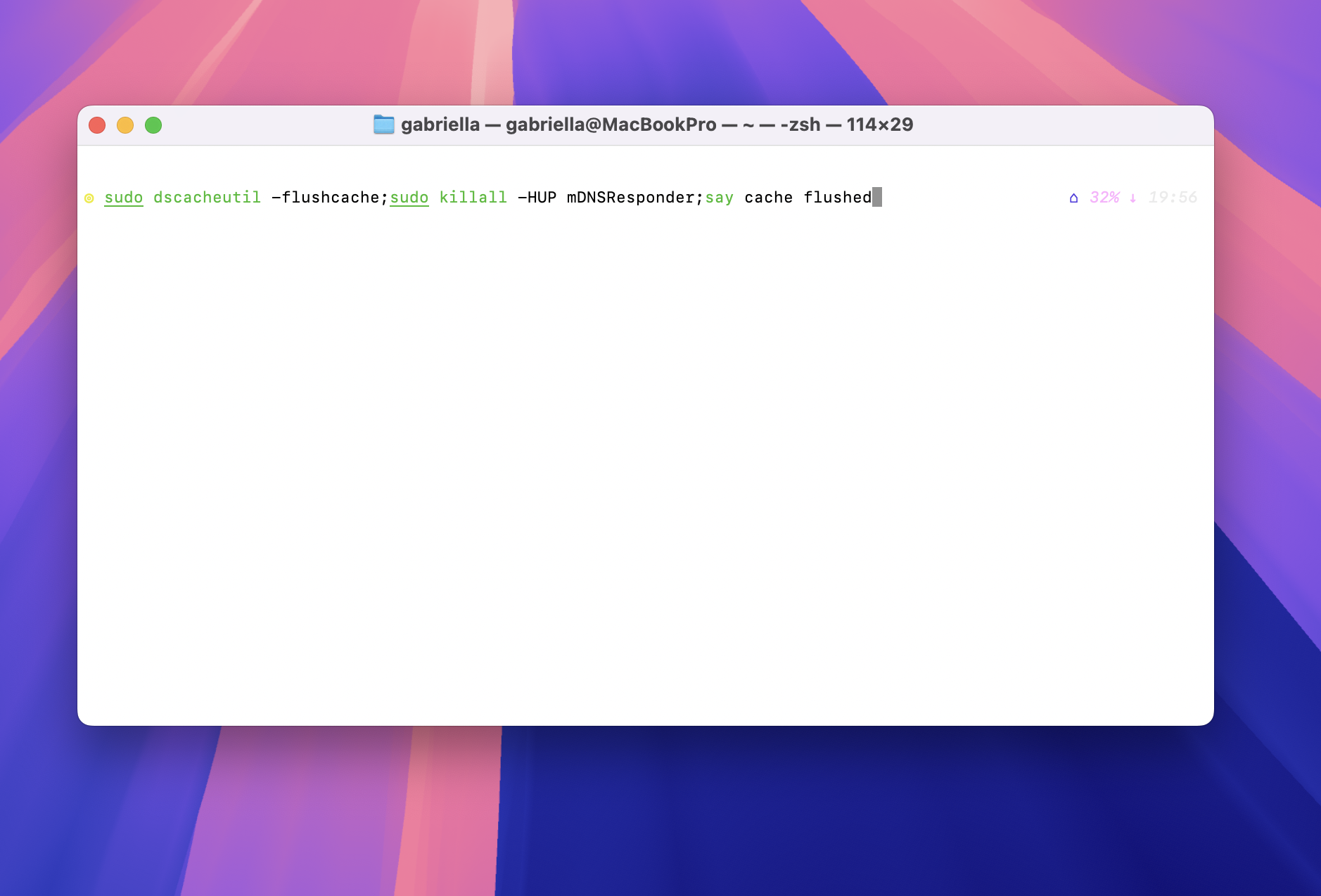Ett av de snabbaste sätten att rensa cache på din Mac är att tömma DNS-cachen i Mac-terminalen. Öppna appen Terminal på din enhet, skriv kommandot sudo dscacheutil -flushcache;sudo killall -HUP mDNSResponder;say cache flushed och tryck på Retur.