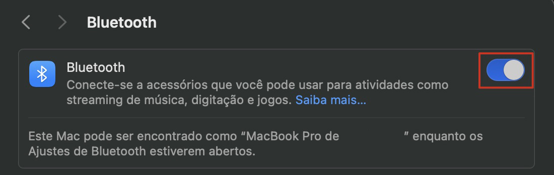 Para desligar e ligar o Bluetooth do seu Mac no Mac Sonoma, acesse o menu da Apple, escolha Ajustes do Sistema, encontre a opção Bluetooth e ative ou desative o Bluetooth.
