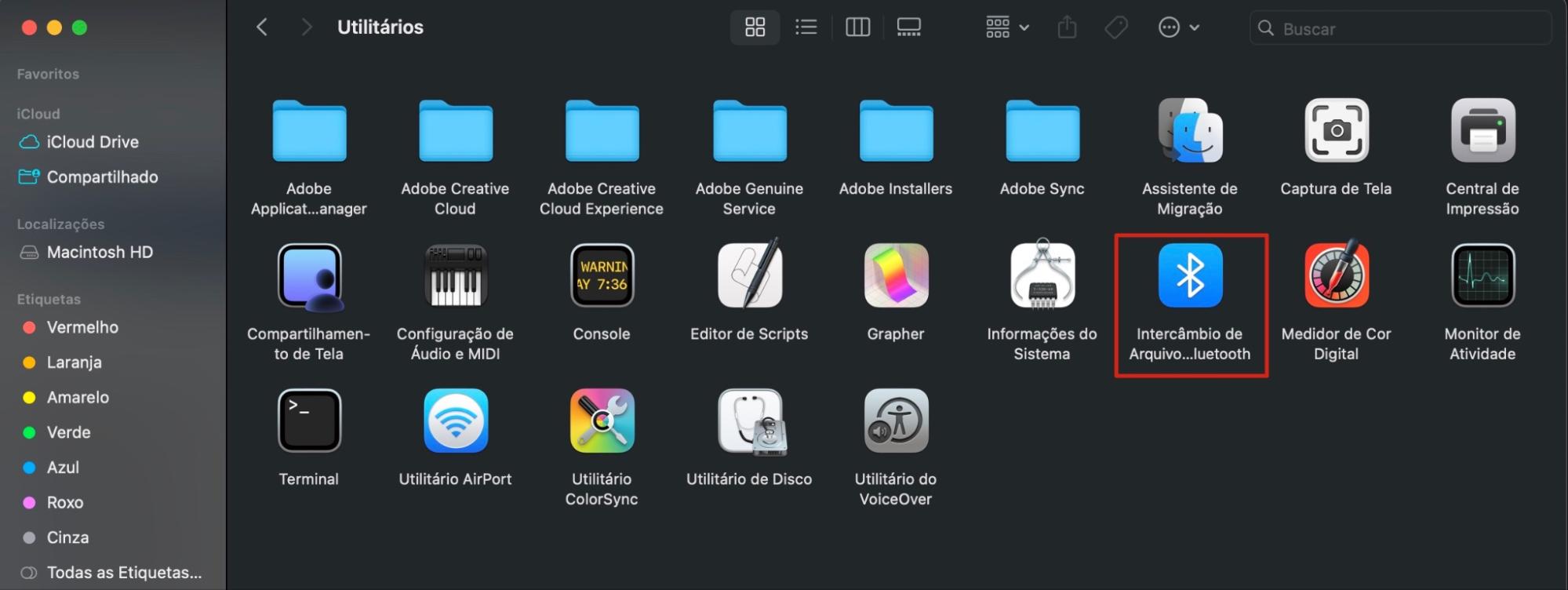 O Finder no Mac mostrando a pasta Utilitários. Clique duas vezes em Intercâmbio de Arquivos Bluetooth para abri-lo e transferir arquivos de um Mac para outro via Compartilhamento Bluetooth.
