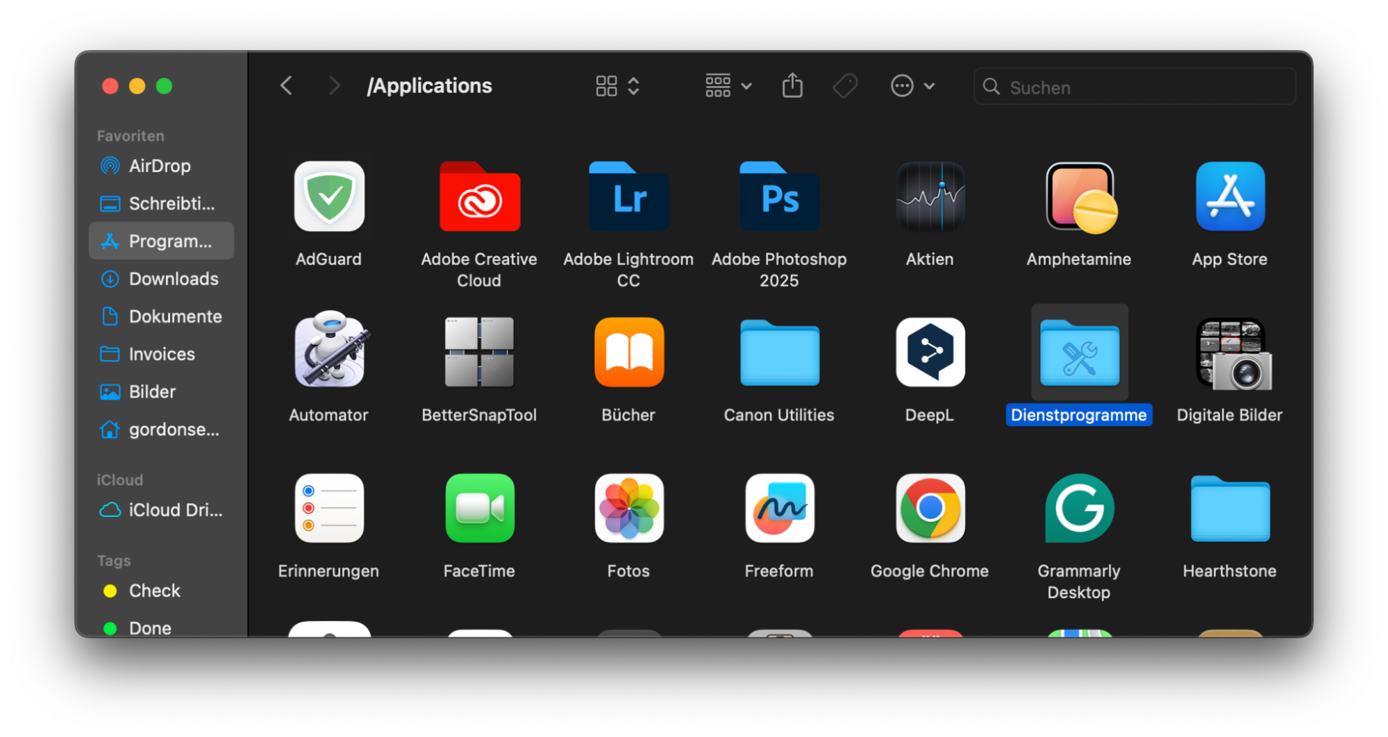 Um Duplikate mit dem Terminal zu identifizieren, rufen Sie zunächst Finder > Programme auf.