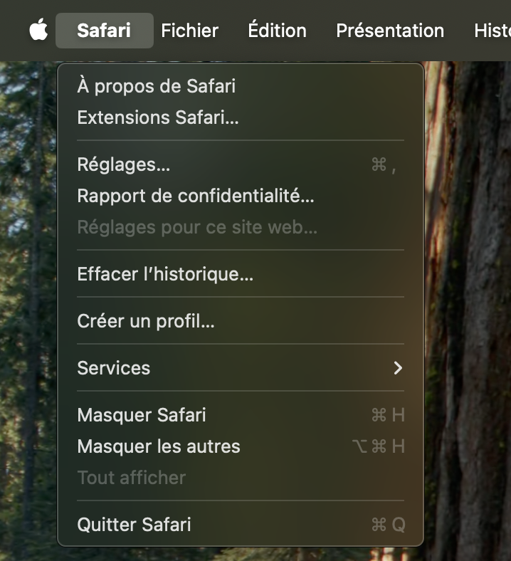 Lancez le procédé en ouvrant le navigateur Safari puis cliquez sur le menu en haut de l'écran pour accéder aux réglages qui vous permettront de vider le cache dans Safari sur Mac.