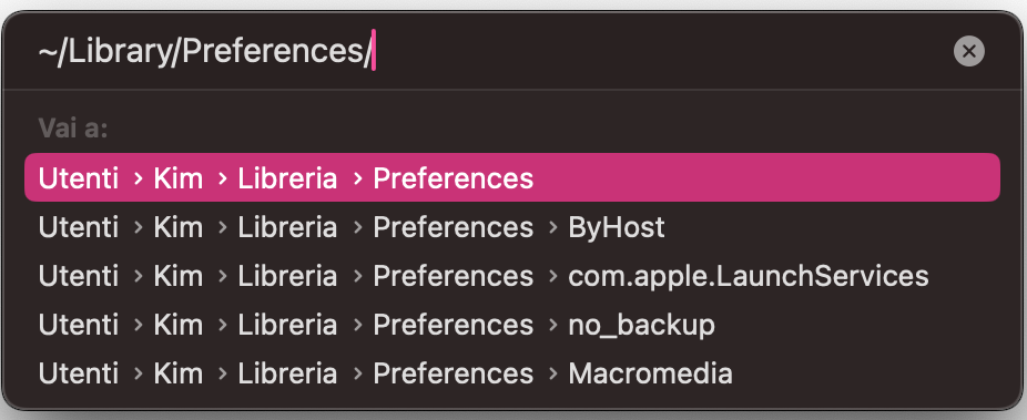 Elimina i file di preferenze danneggiati. Ecco come: Clicca su Finder, premi Vai nella barra dei menu in alto e seleziona l'opzione Vai alla cartella. Digita ~/Library/Preferences/ nella casella di testo Vai alla cartella e clicca il pulsante Vai.