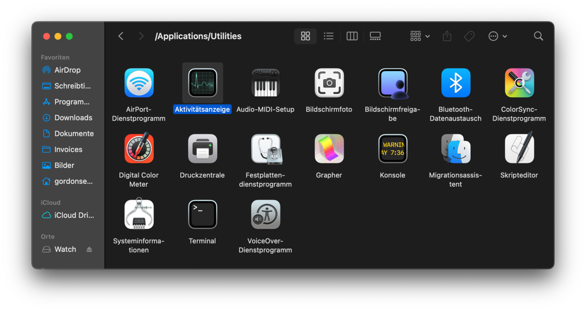 Der Finder in macOS Monterey zeigt die Dienstprogramme im Ordner Programme an. Doppelklicken Sie auf die Aktivitätsanzeige, um sie zu starten.