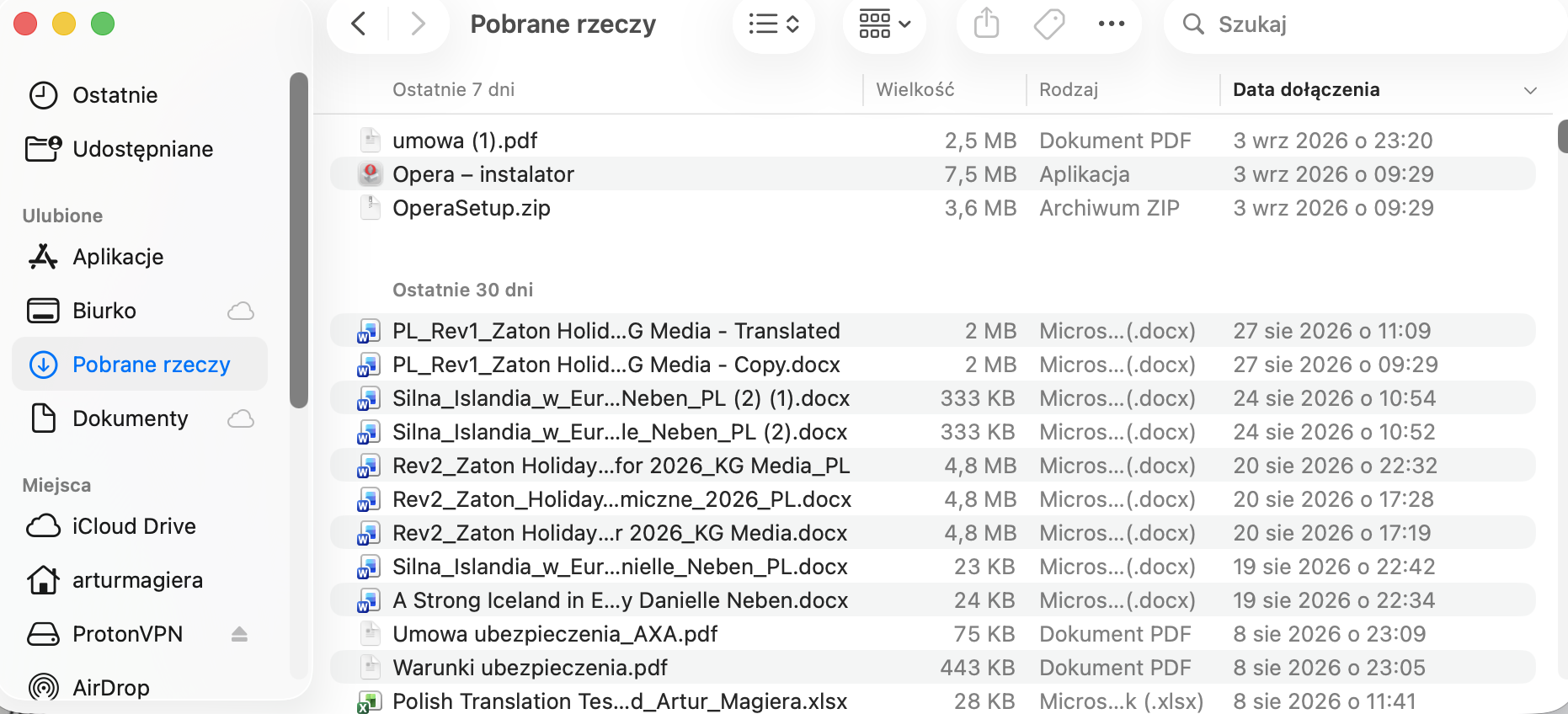 Uporządkuj folder Pobrane, wchodząc do odpowiedniego folderu w Finderze, zaznaczając i przenosząc niepotrzebne pliki do kosza.