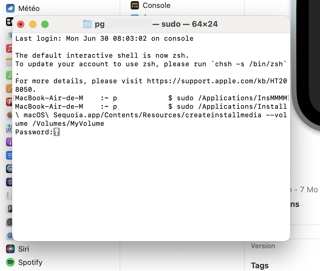 Dans le Terminal, saisissez la commande 'sudo /Applications/Install\ macOS\ Sequoia.app/Contents/Resources/createinstallmedia --volume /Volumes/MyVolume', en remplaçant les informations avec celles de votre version de macOS et le nom de votre clé. Saisissez ensuite votre mot de passe et attendez que le Terminal crée un installateur bootable.