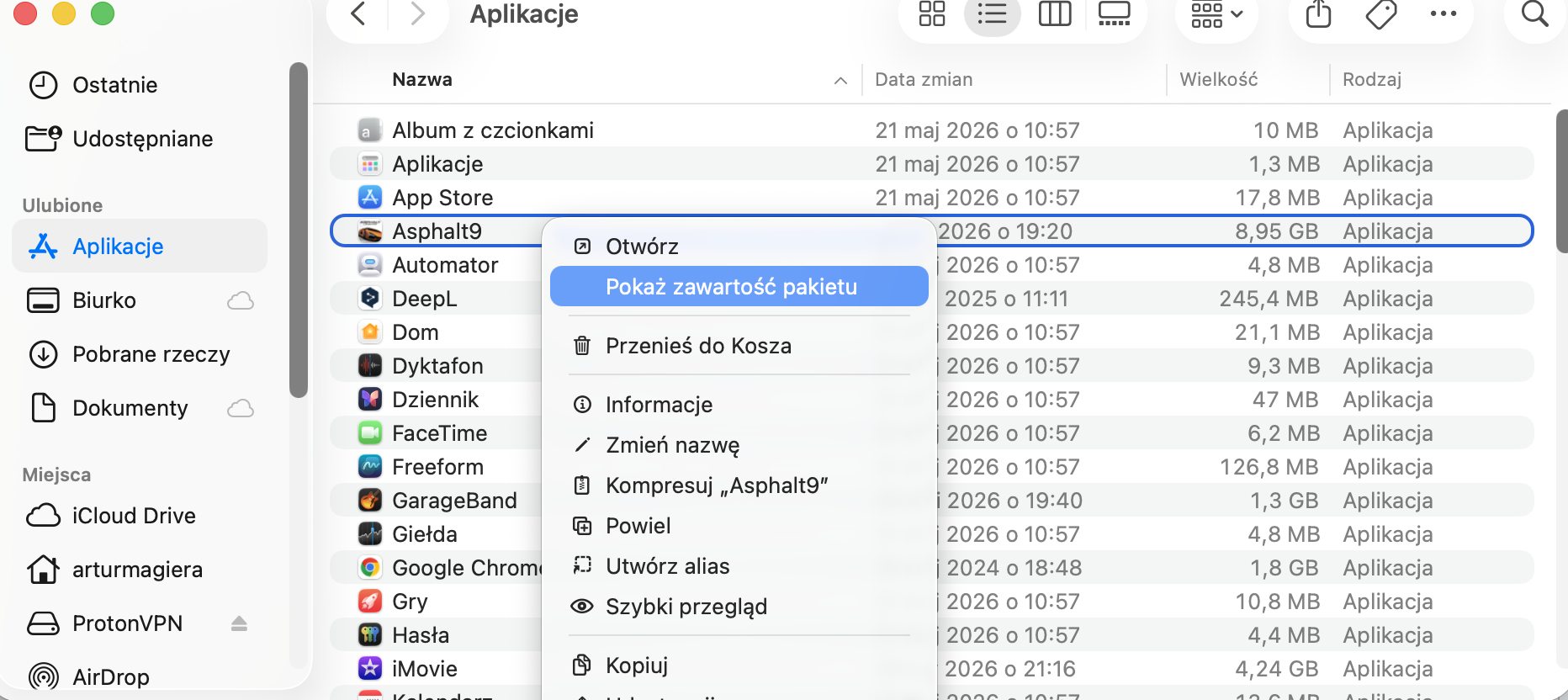 Folder Aplikacje w Finderze na Macu z widocznym menu kontekstowym, które pojawia się po kliknięciu prawym przyciskiem myszy ikony programu. Przenieś nieużywany program do kosza, aby zwolnić miejsce na Macu.