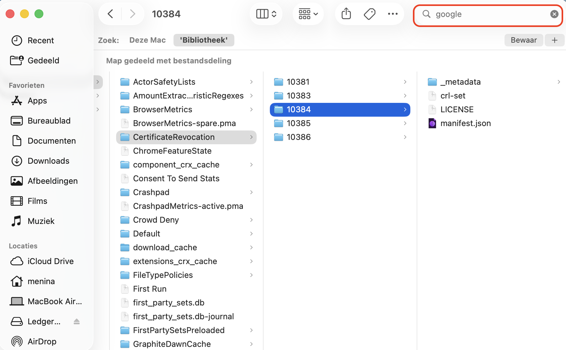 Het proces van het zoeken naar de benodigde app in de map Bibliotheek wordt weergegeven. Rechtsboven zie je de  zoekbalk waar je de naam van de app kunt invoeren.