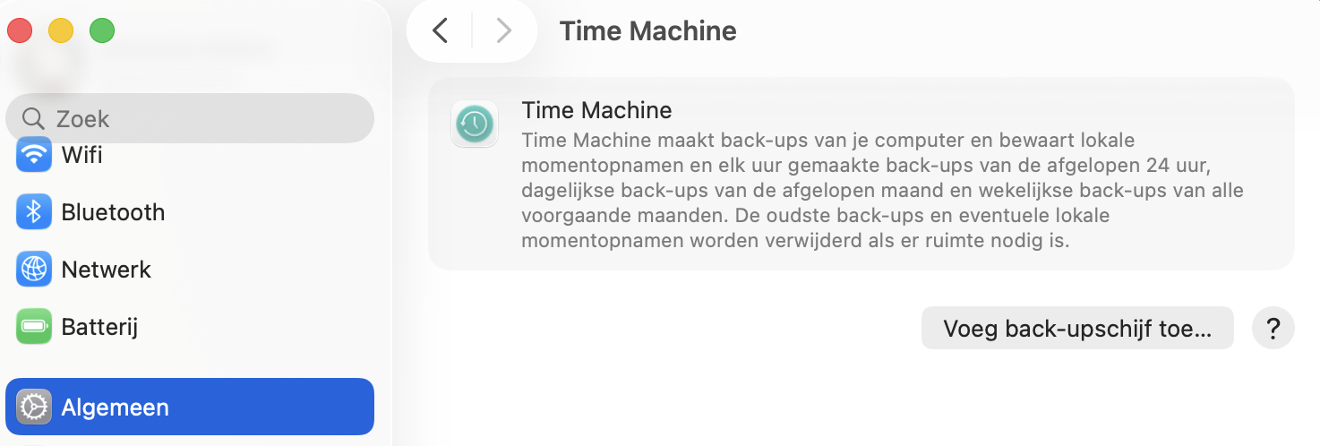 Om je Mac op te schonen, kun je oude Time Machine-reservekopieën verwijderen nadat je alle opgebouwde cachebestanden hebt gewist. Open hiervoor in Systeeminstellingen de optie Time Machine en zoek de reservekopieën die je wilt verwijderen.