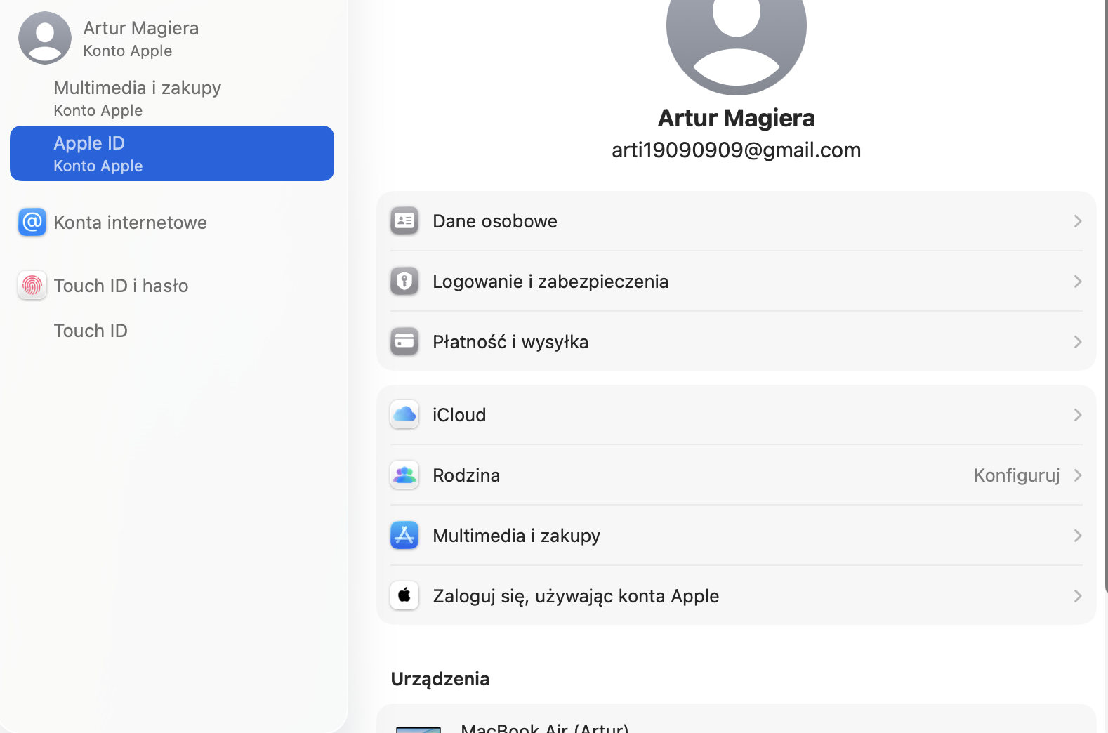Menu Apple ID w Ustawieniach systemowych na Macu. Możesz zoptymalizować pamięć Maca, aby zwolnić miejsce na dysku Maca bezpośrednio z menu iCloud.